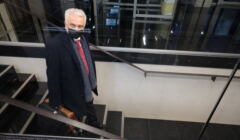 Wiceminister Zdrowia Waldemar Kraska schodzi po schodach