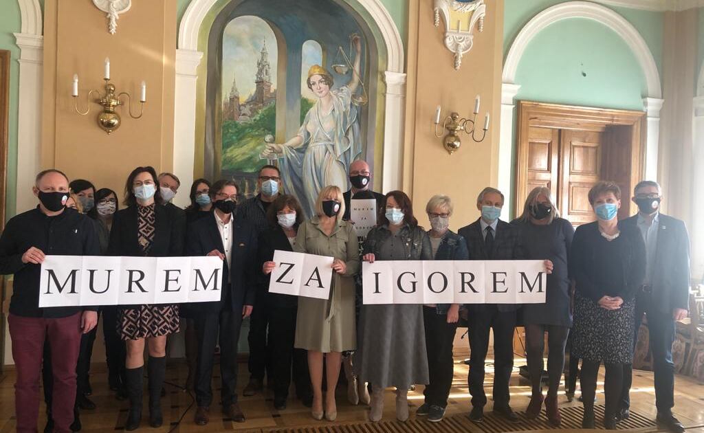 Sędziowie rzeszowscy w jednej z sal sądu na pikiecie wspracia dla sędziego Tulei