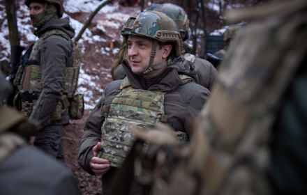 Prezydent Zełenski w mundurze i hełmie wizytuje oddziały wojskowe w Donbasie
