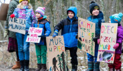 „Mury runą” – protest w Białowieży przeciw budowie muru na granicy