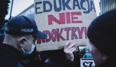 Edukacja nie indoktrynacja, napis na banerze podczas demonstracji pod Sejmem
