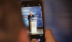 Jarosław Kaczyński na ekranie telefonu