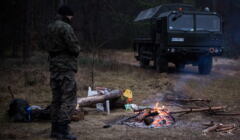 Nurzec. Żołnierz przy ognisku w strefie stanu wyjątkowego