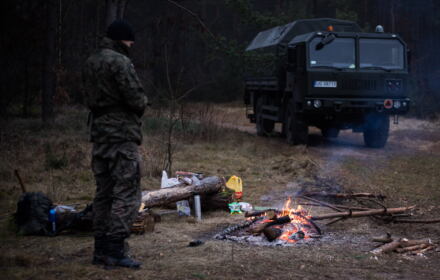 Nurzec. Żołnierz przy ognisku w strefie stanu wyjątkowego