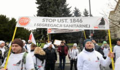 Demonstranci z transparentem 'Stop ust. 1846 i segregacji sanitarnej
