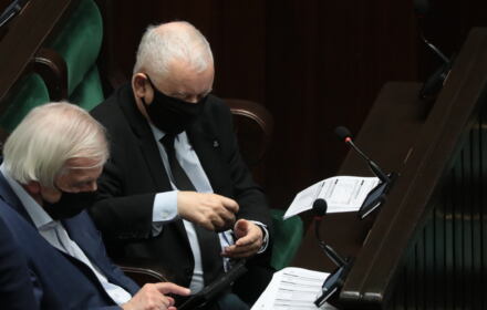Ryszard Terlecki i Jarosłąw Kaczyński w maseczkach siedzą w ławach poselskich i oglądają jakiś wydruk