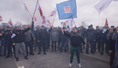 Protest zwiazkowców z calej Polski pod fabryka Solaris w Bolechowie