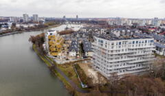 Widok na fragment Rzeszowa z nowymi budynkami nad zalewem na rzece Wisłok