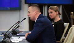 Krzysztof i Dorota Brejzowie siedzą przed komisją senacką ws. Pegasusa