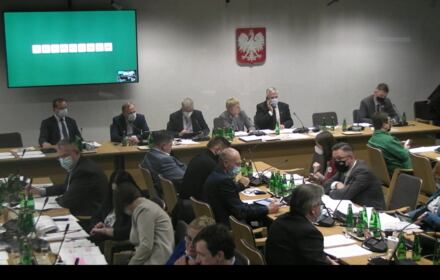 Ludzie na sali posiedzeń sejmowej komisji