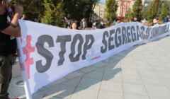Pod Sejmem konfederaci trzymają baner 