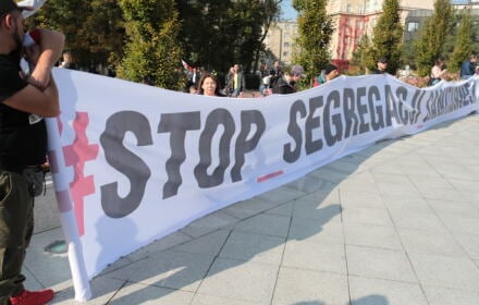 Pod Sejmem konfederaci trzymają baner "Stop segregacji sanitarnej"