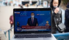 Zdjęcie ekranu laptopa wyświetlającego wystąpienie premiera Morawieckiego w TVP INFO