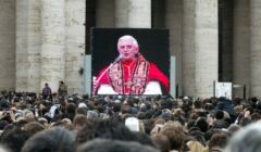 Joseph Ratzinger na placu św. Piotra na telebimie jako nowy papież Benedykt XVI