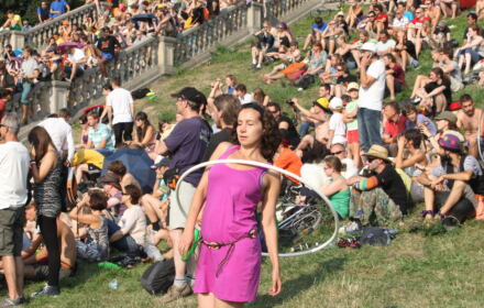 Tłumy na karnawale sztukmistrzów we Wrocławiu, na pierwszym planie dziewczyna z hulahop