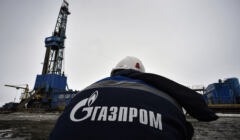 Robotnik w kurtce z logo Gazpromu