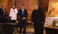 Mateusz Morawiecki w kościele stoi w towarzystwie księży