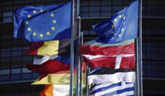 Flaga unijna i flagi narodowe przed siedzibą Parlamentu Europejskiego