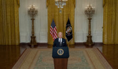 Joe Biden za mównicą w Białym Domu