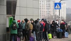 mieszkańcy Kijowa w kolejce do bankomatu