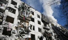 płonący po ostrzale budynek w miejscowości Czuhujew koło Charkowa