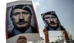 Zdjęcia Putina jako Hitlera podczas demonstracji w Stambule