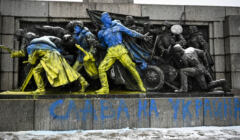 Pomnik sowieckich żołnierzy przemalowany w kolorach Ukrainy (niebieskim i żółtym)