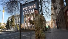 ukraiński żołnierz na Majdanie pozuje przy bilbordzie „russkij soldat idi na chuj