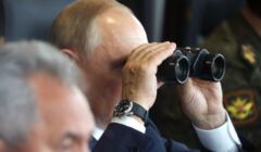 Putin patrzy przez lornetkę