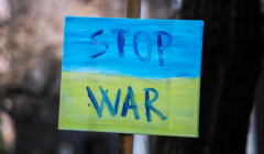 Protest przeciwko rosyjskiej inwazji na Ukraine, plakat z napisem 