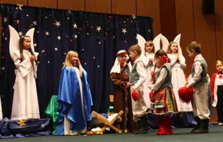Dzieci przebrane za aniołki i dzieci przebrane za wieśniaków. Jasełka