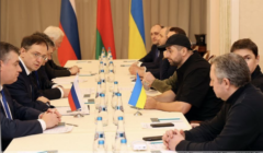 Ikoniczne zdjęcie z pierwszej rundy negocjacji delegacji rosyjskiej (z lewej) i ukraińskiej, 28 lutego 2022. W czapce z daszkiem David Arakhamia - szef parlamentarnej frakcji partii Zełenskiego Sługa Narodu