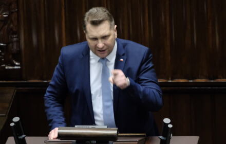 47 . posiedzenie Sejmu IX kadencji Minister Czaqrnek na trybunie sejmowej z wyciągniętym w stronę sali palcem,, w niebieskim garniturze i białej koszuli, z szarym krawatem
