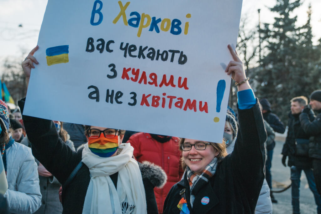 Uczestnicy Marszu Jedności w Charkowie trzymają transparent "W Charkowie czekają na was z kulami, a nie z kwiatami"