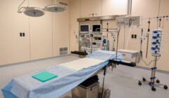 Stanowisko do ratowania pacjenta na oddziale ratunkowym (leżanka obłożona aparaturą medyczną)