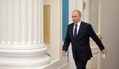 Putin idzie machając rękami