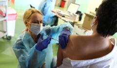 pielęgniarka wkłuwa igłę pacjentce