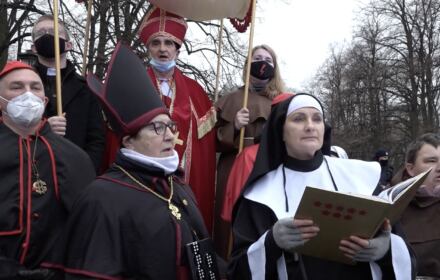 142. miesięcznica smoleńska. Nuncjusz Apostolski na czele Lotnej Brygady Opozycji