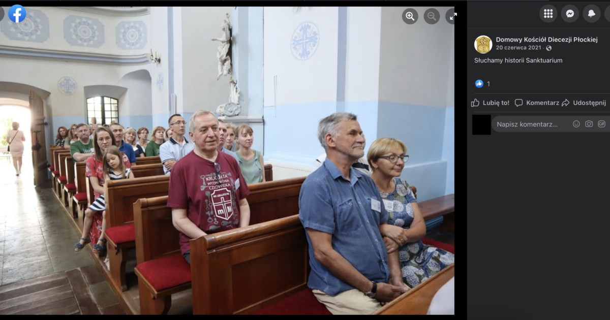 Henryk Kowalczyk siedzi w kościelnej ławie w koszulce Krucjaty Wyzwolenia Człowieka