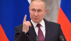 Władimir Putin przemawia i grozi palcem