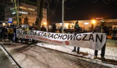 Demonstracja starachowiczan w obronie szpitala z transparentem 