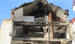 zburzony budynek serbskiej telewizji w Belgradzie - odpadła ściana