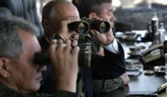 Siergiej Szojgu i Władimir Putin patrzą przez lornetki