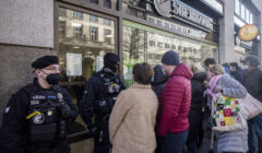 Kolejka przed oddziałem Sberbanku w Pradze