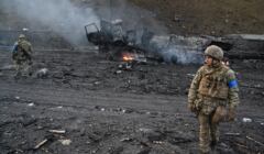 Ukraińscy żołnierze szukają niewybuchów po walkach w Kijowie
