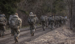 Żołnierze amerykańcy maszerują w pobliżu bazy w Arłamowie