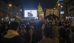 Czy zbliża się porozumienie pokojowe Rosji i Ukrainy? Na zdjęciu manifestacja wsparcia dla Ukrainy w Pradze 4 marca 2022, demonstranci oglądają wystąpienie prezydenta Zełenskiego, fot. Michal Cizek / AFP