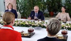 Putin przy stole w otoczeniu kobiet