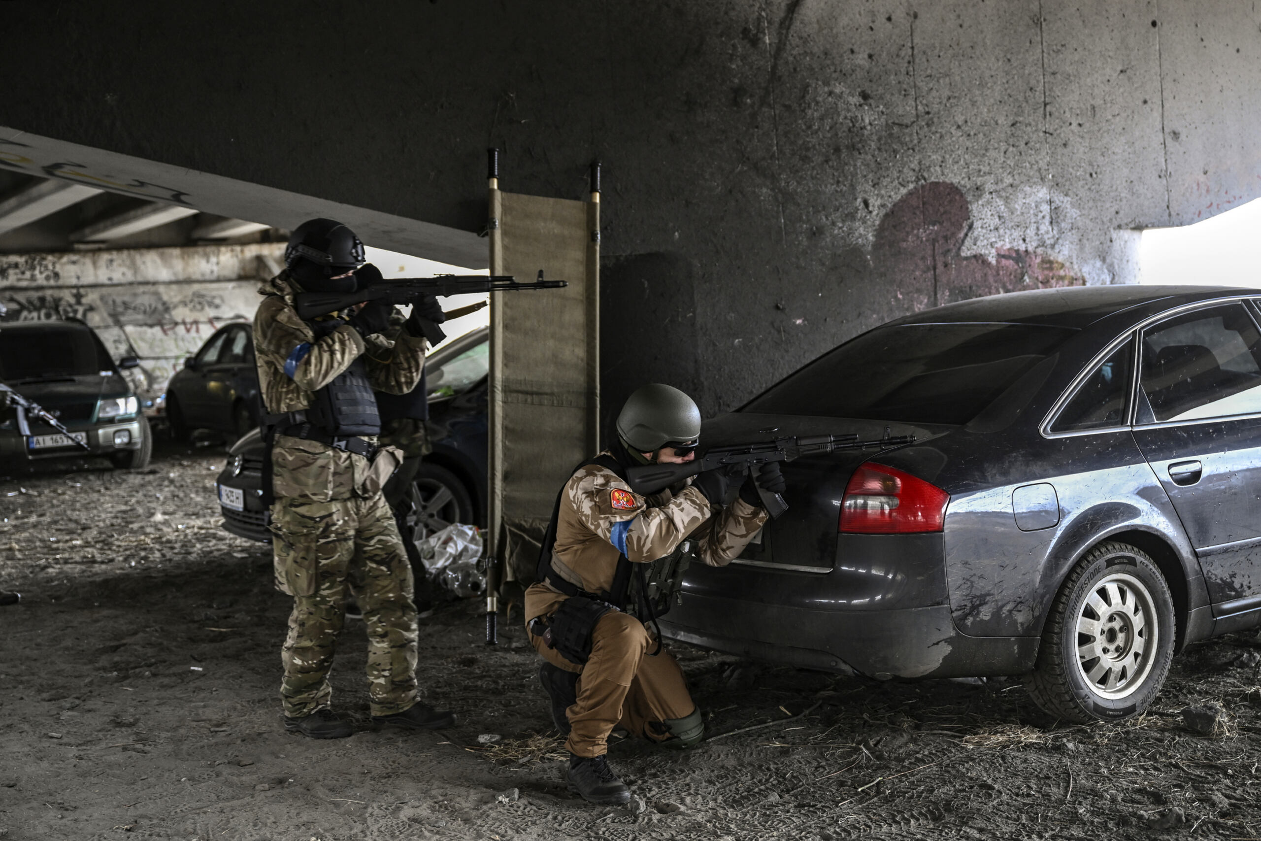 Ukraińscy żołnierze w pozycjach strzeleckich pod wiaduktem