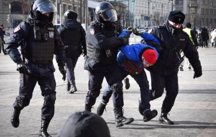 „Rosjanom jest potrzebna przynajmniej jedna niezależna redakcja” - mówi redaktor naczelny portalu Meduza. Apeluje do międzynarodowej opinii publicznej o pomoc. Na zdjęciu: protest w Moskwie przeciwko inwazji na Ukrainę, 13 marca 2022, fot. AFP